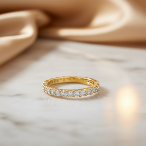 Anello Classico Eternity da Donna Placcato Oro Giallo in Rame con Cristalli Taglio Brillante e Strass Incastonati a Pavé, Anello Nuziale - Product Image 2