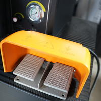 Machine de rivetage par hydro-presse pour vis à tête fraisée en acier inoxydable, pour la pose de goujons, en lot industriel