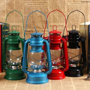 Lampe de camping en métal rétro classique à LED portable pour l'extérieur - Product Image 2