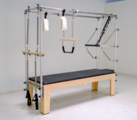 Reformer Cadillac Deluxe avec trapeze et lit en bois, finition noire, idéal pour les centres de réadaptation et les studios de fitness