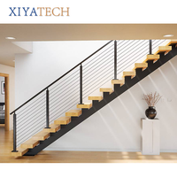 Escalier flottant contemporain XIYATECH avec marches en bois massif éclairées par LED, garde-corps en verre et limon en acier invisible