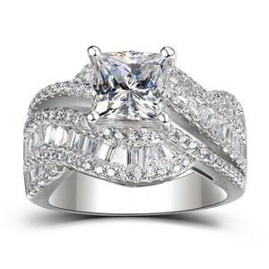 Anello di Fidanzamento con Zirconi a Quattro Punte Intrecciate per Donne, Gioiello di Lusso - Product Image 1