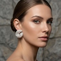 Boucles d'oreilles clous spirales 3D incurvées en laiton plaqué argent avec fausses perles blanches et pavé de zircones cubiques, bijoux de mariée élégants