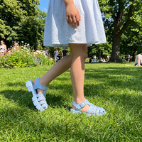 Sandales d'été légères et respirantes en cuir microfibre évidé pour filles, style ODM/OEM Ariaca – Chaussures de plage plates tendance pour enfants