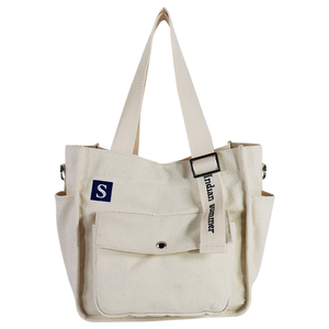Sac fourre-tout en toile avec patch lettre S et fermeture à bouton, deux anses, style minimaliste pour usage quotidien - Product Image 1