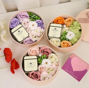Novità 2023: Confezione Regalo con Candela Aromaterapica Rotonda e Fiori di Sapone per Compleanno, Fidanzata, <span class=keywords><strong>Madre</strong></span>, San Valentino - Product Image 1
