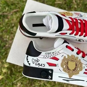 รองเท้าผ้าใบหนังพิมพ์ลายกราฟิกหรูหราประดับหมุดตกแต่งแบบผูกเชือก ดีไซน์เนอร์ สำหรับคู่รัก ขายส่ง - Product Image 1