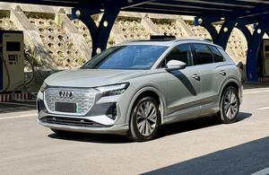 <span class=keywords><strong>Audi</strong></span> Q4 E-tron 40 SUV électrique d'occasion 2024, longue autonomie, version premium, prêt à l'exportation, gris sur noir - Product Image 2