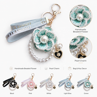 Porte-clés en tissu camélia avec perles, ruban et garniture en perles, anneau en acrylique, pendentif de sac, breloque de voiture, luxe léger, motif floral