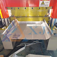 Machine de formage de tôles d'acier pour panneaux de toiture métalliques à clipser, avec joint fiable et dissimulé