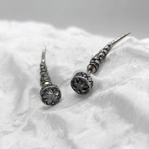 Boucles d'oreilles coniques gothiques à pointes pour hommes, en acier inoxydable, type barbell, accessoire de mode rock alternatif - Product Image 2