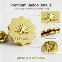 Badges métalliques dorés personnalisés 3D gaufrés sablés, épingles de revers en émail sur mesure, cadeaux d'affaires, souvenirs de mariage, livraison rapide