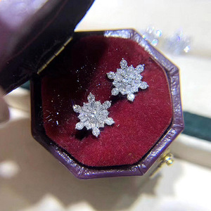 Orecchini a forma di fiocco di neve per donna, design floreale di nicchia, gioielli per le orecchie eleganti e minimalisti - Product Image 1