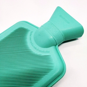 Venta caliente botella de agua caliente de goma verde para calentar las manos - Product Image 4