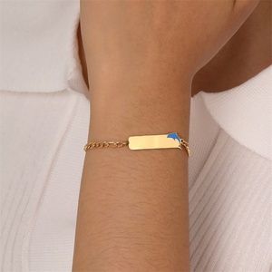 Pulsera de Cadena Figaro de Acero Inoxidable con Barra Cuadrada y Dije de Delfín Esmaltado, Joyería Fina de Moda para Mujer - Product Image 2