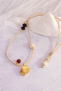 Collier en cordon de coton réglable de style bohème avec pendentif éléphant plaqué argent et perles naturelles |   Bijoux minimalistes faits à la main pour les fêtes unisexes - Product Image 5