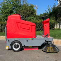 Balayeuse électrique autotractée avec une largeur de nettoyage de 1,4 m, une puissance de 1810 W pour les feuilles, la poussière, les pierres et les sacs en plastique, parcs, routes