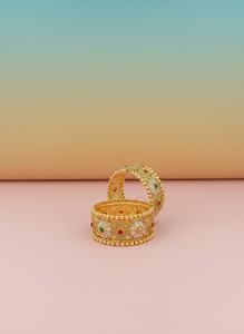 Brazalete de Oro Antiguo de Primera Calidad DIVYORO con Incrustaciones de Piedras Verdes y Rubíes, Joyería Étnica Hecha a Mano para Novias - Product Image 2