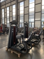 Machine à abductions de la hanche de qualité professionnelle, conçue avec précision, dotée d'un système de poulies interne fluide et d'une structure en acier, pour usage en salle de sport intérieure.