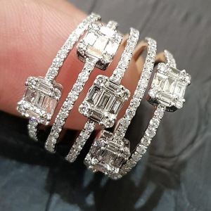 Anelli con Diamanti Taglio Smeraldo A085 in Oro Bianco, Colore D Naturale, Gioielli da Fidanzamento per Donne con Diamanti Laterali - Product Image 1