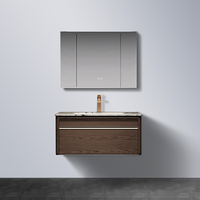 Ensemble de meuble-lavabo mural compact pour salle de bain, avec lavabo blanc à nervures horizontales, armoire à pharmacie et meuble bas pour petite salle de bain