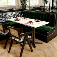 Ensemble de meubles modernes pour café, restaurant, salon de thé : banquette en velours vert en forme de L, table rectangulaire en marbre et chaise à dossier en rotin