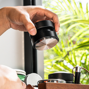 Prensador y Distribuidor de Café Espresso Portátil de Acero Inoxidable con Tapa de Madera de Nogal de 51 mm, 53 mm, 58,35 mm - Product Image 3