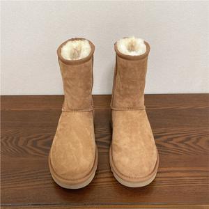 Bottes en peau de mouton de qualité supérieure, bottes de neige classiques élégantes pour femmes, UGGS, bottes chaudes antidérapantes pour l'automne et l'hiver - Product Image 3