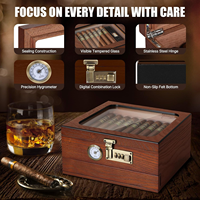 Humidor de bureau en bois de cèdre avec couvercle en verre, hygromètre frontal, humidificateur et tiroirs de rangement pour cigares. forêt