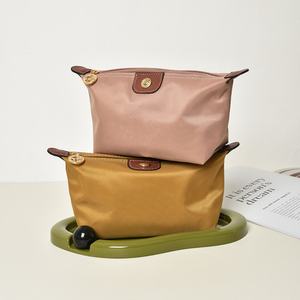 กระเป๋าเดินทางหนังแกะนิ่มมีซิปลายนูนโลโก้โลหะ - Product Image 1