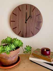 Horloge murale en résine et bois artisanale avec un design artistique élégant, une finition lisse et une construction durable - Product Image 3