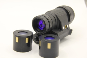 กล้องมองกลางคืน PVS-14 OEM ODM ฟอสเฟอร์สีเขียว/ขาว 50 FOV ปรับความสว่างอัตโนมัติ กันน้ำ ระยะมองเห็น 1000 เมตร พร้อมเคส - Product Image 4
