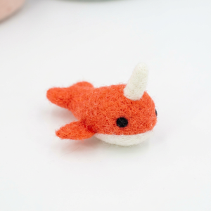 Adorno de fieltro de lana con forma de mini narval hecho a mano para decoración interior infantil - Product Image 2