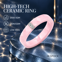 Bagues en céramique facettées rose haute technologie avec deux pierres de zircon clair dans un serti en acier inoxydable, cadeau de mariage, vente en gros OEM ODM