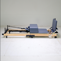 Mesin Pilates Reformer Kayu Maple dengan Desain Lipat yang Dapat Disesuaikan Alat Profesional Hemat Ruang untuk Rumah Studio