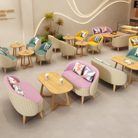 Moderne Restaurant-Möbel Tische Stühle Bäckerei-Dessertladen Hotel-Esszimmer Umweltfreundliches Holz Langlebig Schule Wohnzimmer