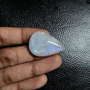 Cabochon Poire Premium en Pierre de Lune Arc-en-ciel 33x22mm pour Fabrication de Bijoux, Pierre Précieuse en Vrac, Exportateur OEM, Fabricant Inde - Product Image 1