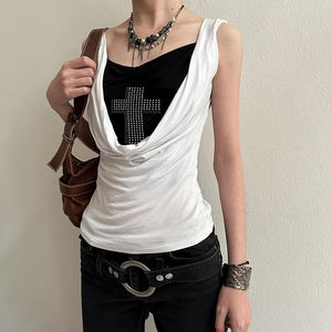 Top corto sin mangas de punto con cuello tipo capucha estilo Wasteland para mujer, con diseño cruzado con tachuelas y efecto de bloques de color en capas - Product Image 4