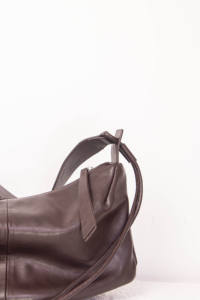 Bolso de hombro cruzado de piel de oveja curtida vegetalmente color café con cristales, estilo casual y relajado, con cierre de cremallera y forma de media luna. - Product Image 4