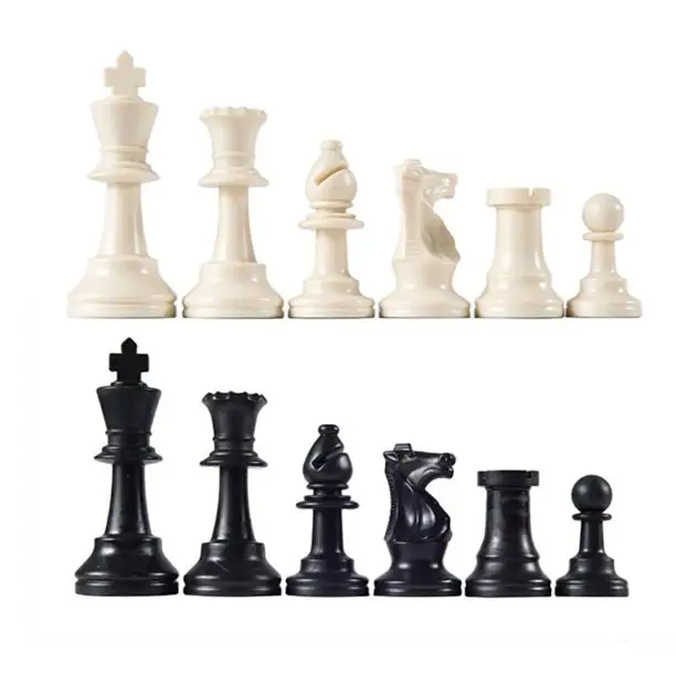 Jeu de pièces d'échecs médiévales en plastique noir et blanc sans damier