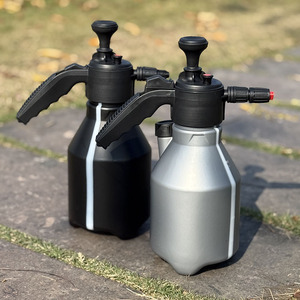 Pulverizador de espuma manual para lavado de autos de 1L, botella de PA de alta presión para el hogar y talleres de lavado de autos - Product Image 1