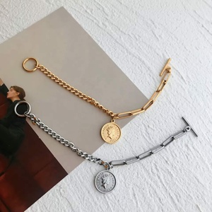 Bracelet personnalisé en acier inoxydable plaqué or 18 carats avec pendentif pièce de monnaie – Bijoux élégants et tendance en gros - Product Image 4