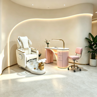Table de manucure rose de luxe avec bande LED, lampe incurvée dorée, panneau cannelé, poste de travail pour salon de manucure et studio de beauté