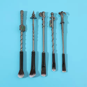 Nuevo Set <span class=keywords><strong>de</strong></span> 5 Brochas <span class=keywords><strong>de</strong></span> Maquillaje <span class=keywords><strong>de</strong></span> Harry Potter, Brochas <span class=keywords><strong>de</strong></span> Maquillaje <span class=keywords><strong>de</strong></span> Varita Mágica, Regalo, Brocha <span class=keywords><strong>de</strong></span> Maquillaje <span class=keywords><strong>de</strong></span> Sombra <span class=keywords><strong>de</strong></span> Ojos <span class=keywords><strong>de</strong></span> Salazar <span class=keywords><strong>Slytherin</strong></span> - Product Image 6