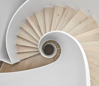 VIKO Intérieur de haute qualité Vente à chaud Utilisation en intérieur Style blanc pur Bande de roulement en bois Escaliers incurvés Escalier en colimaçon