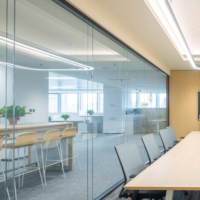 Cloison et porte en verre trempé sans cadre en aluminium moderne pour bureau et école, durable et écologique, certifiée CE