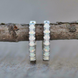 Boucles d'oreilles Huggie en or blanc E4193 avec zircon rond serti en canal, bijoux de mode religieux pour femmes - Product Image 5