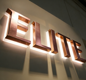 Letrero Luminoso LED para Empresas - Letrero con Logotipo Iluminado en Acrílico y Metal Dorado 3D Personalizado - Product Image 3