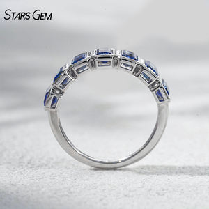 Anillo de Boda de Moissanita Chapado en Rodio de Oro Sólido de 10K StarsGem, Corte Esmeralda Clásico con Engaste de Bisel, Anillo de Aniversario Unisex - Product Image 4