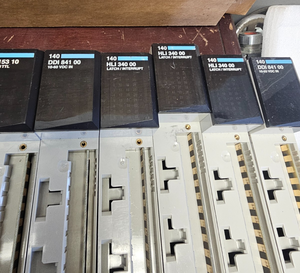 وحدات PLC 2 الكهربائية الأصلية الجديدة للمنتجات الصناعية الآلية *سعر رائع* - Product Image 4